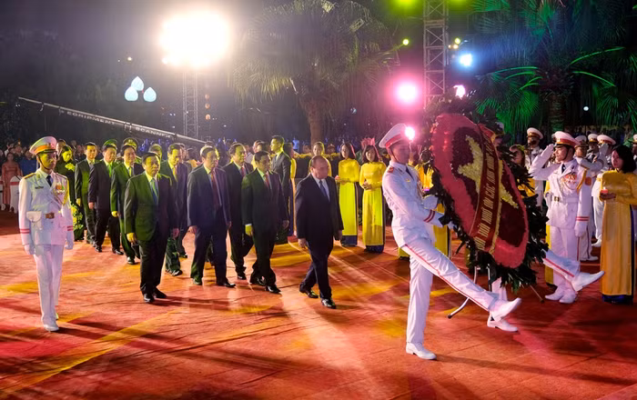 Thủ tướng và các đại biểu dâng hoa tại Nghĩa trang Liệt sĩ Sơn Tây. (Ảnh: VGP)