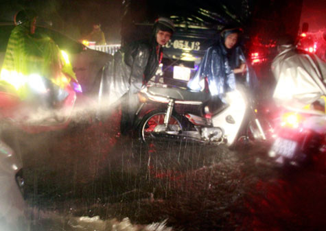 Do ảnh hưởng của hoàn lưu áp thấp nhiệt đới sau khi bão số 15 cập vào đất liền, nhiều nơi ở Nam Trung Bộ đã có mưa lớn, khiến lũ lên nhanh. Bị mưa lớn kéo dài từ tối 14/11 đến tối qua 15/11, nhiều tuyến đường ở thành phố Huế và nhiều huyện ở tỉnh Thừa Thiên - Huế bị ngập nặng, xe cộ đều bị ngập nửa xe, chết máy, giao thông ngưng trệ. Ảnh: VnExpress Do ảnh hưởng của hoàn lưu áp thấp nhiệt đới sau khi bão số 15 cập vào đất liền, nhiều nơi ở Nam Trung Bộ đã có mưa lớn, khiến lũ lên nhanh. Bị mưa lớn kéo dài từ tối 14/11 đến tối qua 15/11, nhiều tuyến đường ở thành phố Huế và nhiều huyện ở tỉnh Thừa Thiên - Huế bị ngập nặng, xe cộ đều bị ngập nửa xe, chết máy, giao thông ngưng trệ. Ảnh: VnExpress