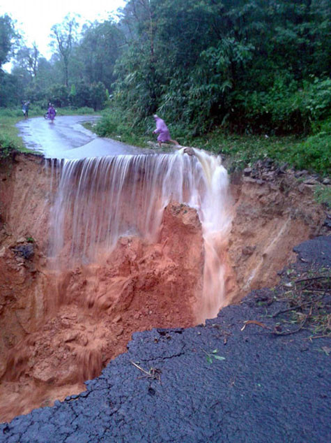 Một đoạn Quốc lộ 24 bị lũ cuốn trôi, giao thông đi lại giữa hai tỉnh Kon Tum và Quảng Ngãi tê liệt. Một đoạn Quốc lộ 24 bị lũ cuốn trôi, giao thông đi lại giữa hai tỉnh Kon Tum và Quảng Ngãi tê liệt.