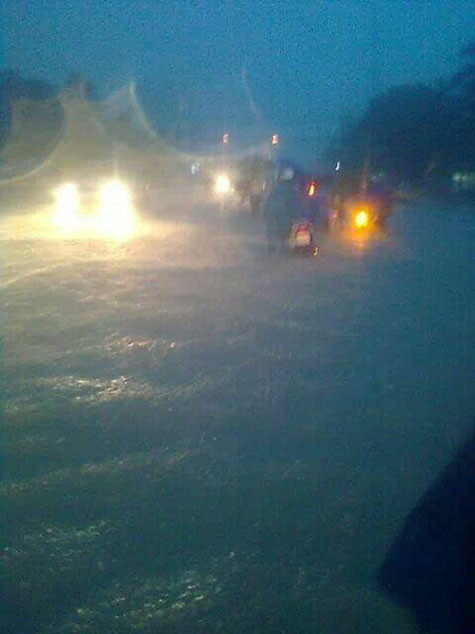 Nhiều xe máy, ô tô xếp hàng kẹt cứng trên các tuyến đường An Dương Vương, Nguyễn Huệ tại TP Huế - Ảnh: Facebook Nhiều xe máy, ô tô xếp hàng kẹt cứng trên các tuyến đường An Dương Vương, Nguyễn Huệ tại TP Huế - Ảnh: Facebook