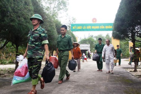 Trước, trong và sau bão, người dân cần bàn tay của người lính xiết bao. Ảnh: Thanh Niên