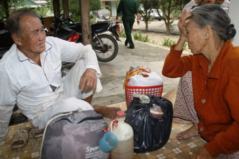 Trước bão, những nụ cười đã tắt và thay vào đó là muôn nỗi lo âu. Ảnh Thanh Niên