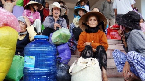 Người dân TP Tam Kỳ đợi xe đến chở về nhà - Ảnh: Tuổi Trẻ