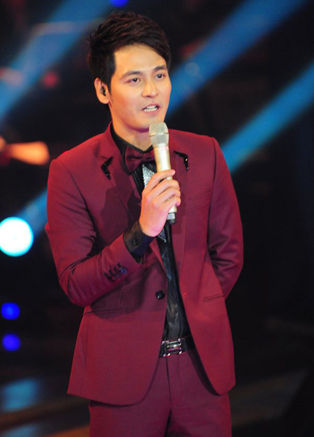 MC Phan Anh liên tục mắc lỗi trong liveshow 6 của The Voice. Ảnh: Dân Việt. (Xem thêm: "Lỡ lời" tại liveshow The Voice, MC Yumi Dương xin lỗi khán giả) MC Phan Anh liên tục mắc lỗi trong liveshow 6 của The Voice. Ảnh: Dân Việt. (Xem thêm: "Lỡ lời" tại liveshow The Voice, MC Yumi Dương xin lỗi khán giả)