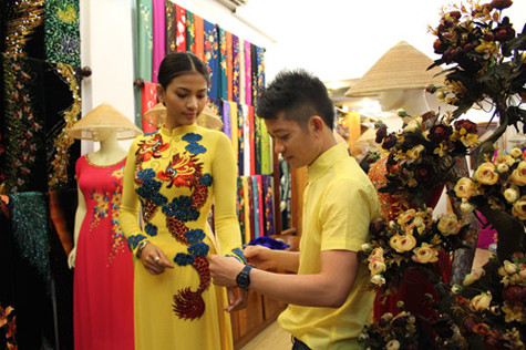 Trương Thị May cùng NTK Lý Quý Khánh và NTK Thuận Việt chuẩn bị chu đáo trang phục để tỏa sáng tại cuộc thi Hoa Hậu Hoàn Vũ 2013 Trương Thị May cùng NTK Lý Quý Khánh và NTK Thuận Việt chuẩn bị chu đáo trang phục để tỏa sáng tại cuộc thi Hoa Hậu Hoàn Vũ 2013