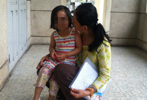 Cháu Nguyễn Thùy Dương thường xuyên bị cha dùng gậy đánh đập