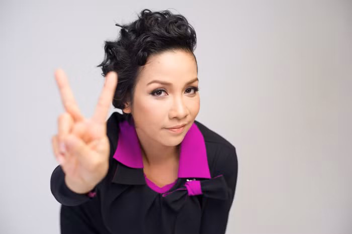 (Xem thêm: The Voice Liveshow 6: Mỹ Linh bất ngờ loại 'át chủ bài' Hoàng Yến)