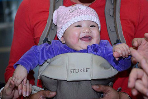 Cô bé tỏ ra rất kháu khỉnh và đáng yêu Cô bé tỏ ra rất kháu khỉnh và đáng yêu