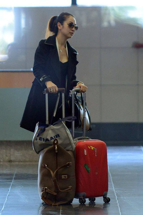 Jennifer Phạm tỏ ra khá mệt mỏi sau một chuyến bay dài Jennifer Phạm tỏ ra khá mệt mỏi sau một chuyến bay dài