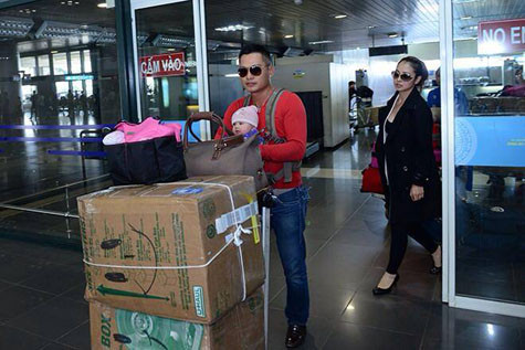 Một năm vắng bóng làng giải trí Việt để chăm lo cuộc sống gia đình, trưa 16/11, Jennifer Phạm cùng chồng và cô con gái thứ 2 từ Mỹ trở về Việt Nam Một năm vắng bóng làng giải trí Việt để chăm lo cuộc sống gia đình, trưa 16/11, Jennifer Phạm cùng chồng và cô con gái thứ 2 từ Mỹ trở về Việt Nam