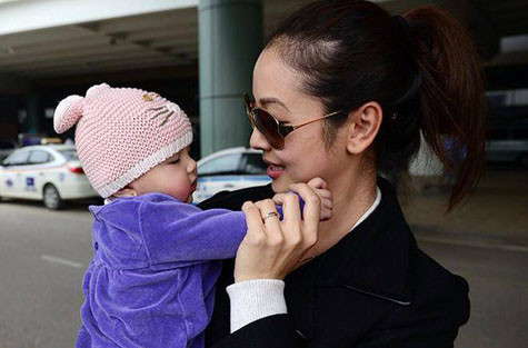 Theo lời hoa hậu chia sẻ, lần này cậu con trai cả - Bảo Nam đang đi học chưa thể về Việt Nam nên sau khi sắp xếp xong trường cho Bảo Nam, cô sẽ sang đón cậu về Việt Nam sinh sống Theo lời hoa hậu chia sẻ, lần này cậu con trai cả - Bảo Nam đang đi học chưa thể về Việt Nam nên sau khi sắp xếp xong trường cho Bảo Nam, cô sẽ sang đón cậu về Việt Nam sinh sống