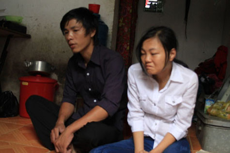 Vợ chồng anh Đức đau đớn trước sự tàn nhẫn của Nhờ. Ảnh Thanh Niên Vợ chồng anh Đức đau đớn trước sự tàn nhẫn của Nhờ. Ảnh Thanh Niên