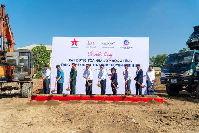 Các đại biểu tham dự tham gia nghi lễ khởi công xây dựng tòa nhà lớp học 3 tầng của Trường Phổ thông dân tộc nội trú Trung học phổ thông huyện Điện Biên, tỉnh Điện Biên. DSC01921.jpg