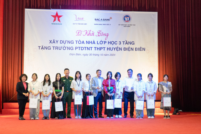 Tại buổi lễ, bà Trần Hồng Điệp - Giám đốc Quỹ Vì Tầm Vóc Việt đã trao 2800 ly sữa tươi sạch TH True Milk cho các em học sinh đang theo học tại trường. DSC01893.jpg
