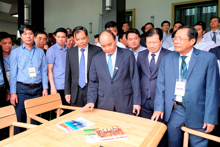 Thủ tướng thăm quan các sản phẩm. (Ảnh: VGP) Thủ tướng thăm quan các sản phẩm. (Ảnh: VGP)
