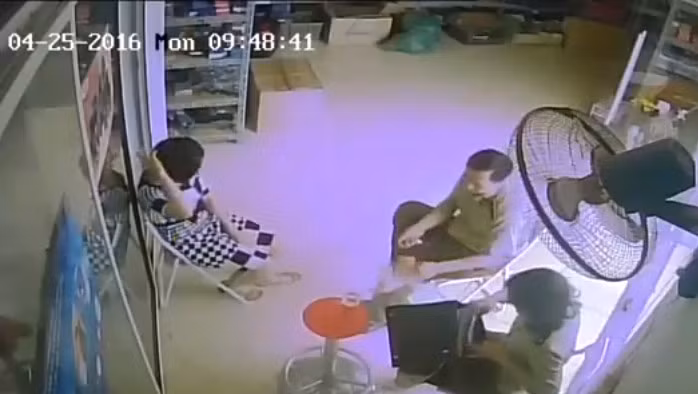 Hai cán bộ mặc sắc phục Quản lý thị trường vào cửa hàng uống nước trà nhận "vật" giống tiền mà không có động thái kiểm tra