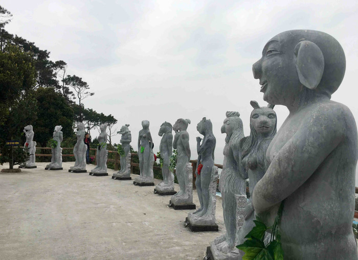 Bộ tượng 12 con giáp khoả thân bằng đá đã thu hút sự chú ý của dư luận khi liên tục được thay trang phục Bộ tượng 12 con giáp khoả thân bằng đá đã thu hút sự chú ý của dư luận khi liên tục được thay trang phục