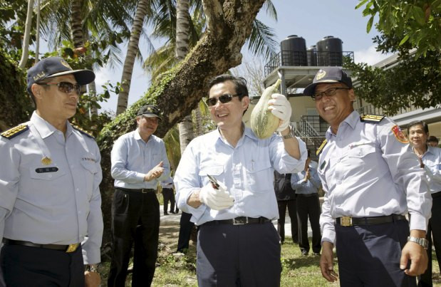Ông Mã Anh Cửu đổ bộ bất hợp pháp lên đảo Ba Bình, cầm trái bí ngô để chứng minh đảo này con người có thể sống được, có thể hưởng 200 hải lý vùng đặc quyền kinh tế. Ảnh: gdnonline.com. Ông Mã Anh Cửu đổ bộ bất hợp pháp lên đảo Ba Bình, cầm trái bí ngô để chứng minh đảo này con người có thể sống được, có thể hưởng 200 hải lý vùng đặc quyền kinh tế. Ảnh: gdnonline.com.