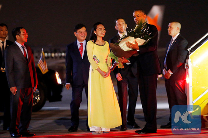 Tổng thống Obama đến sân bay Nội Bài tối qua, ảnh: Tân Hoa Xã.