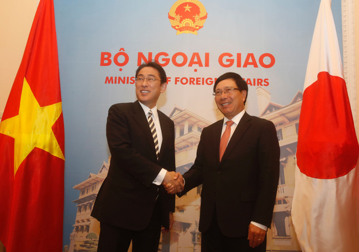 Ngoại trưởng Nhật Bản Fumio Kishida và Phó Thủ tướng - Bộ trưởng Ngoại giao Phạm Bình Minh, ảnh: The Japan Times. Ngoại trưởng Nhật Bản Fumio Kishida và Phó Thủ tướng - Bộ trưởng Ngoại giao Phạm Bình Minh, ảnh: The Japan Times.