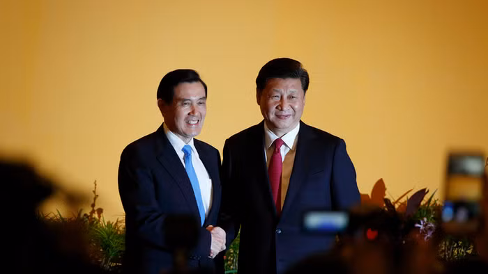 Ông Mã Anh Cửu và ông Tập Cận Bình gặp nhau trên cương vị Chủ tịch Quốc Dân đảng và Tổng bí thư đảng Cộng sản Trung Quốc tại Singapore tháng 11/2015. Ảnh: tibetanreview.net.