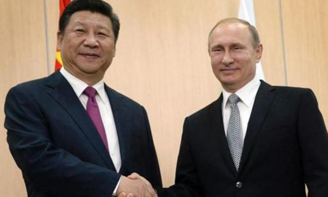 Putin tăng cường quan hệ chặt chẽ với Tập Cận Bình, nhưng nước Nga chưa chắc được lợi, thậm chí sẽ có hại vì mối quan hệ chặt chẽ ấy. Ảnh: AP.