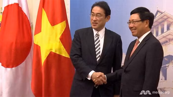 Ngoại trưởng Nhật Bản Fumio Kishida và Phó Thủ tướng - Bộ trưởng Ngoại giao Phạm Bình Minh, ảnh: Media Corp / Channel News Asia.