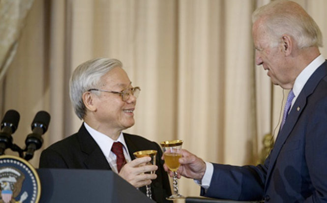 Phó Tổng thống Mỹ Joe Biden đã gây bất ngờ khi "lẩy" hai câu Kiều rất giàu ý nghĩa, hợp cảnh, hợp tình trong tiệc chiêu đãi Tổng bí thư Nguyễn Phú Trọng và phái đoàn Việt Nam. Ảnh: Reuters / Tuổi Trẻ. Phó Tổng thống Mỹ Joe Biden đã gây bất ngờ khi "lẩy" hai câu Kiều rất giàu ý nghĩa, hợp cảnh, hợp tình trong tiệc chiêu đãi Tổng bí thư Nguyễn Phú Trọng và phái đoàn Việt Nam. Ảnh: Reuters / Tuổi Trẻ.