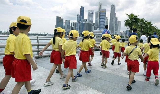 Những thế hệ tương lai của Singapore được sống trong phồn vinh của đất nước là nhờ sự sáng suốt của những thế hệ cha anh. Ảnh: BBC. Những thế hệ tương lai của Singapore được sống trong phồn vinh của đất nước là nhờ sự sáng suốt của những thế hệ cha anh. Ảnh: BBC.