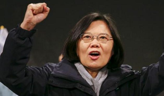 Bà Thái Anh Văn và đảng Dân Tiến ủng hộ việc làm giảm ảnh hưởng của Tưởng Giới Thạch sẽ làm hại Quốc Dân đảng nhưng lại làm lợi cho chính thể bờ bên kia eo biển. Ảnh: Reuters. Bà Thái Anh Văn và đảng Dân Tiến ủng hộ việc làm giảm ảnh hưởng của Tưởng Giới Thạch sẽ làm hại Quốc Dân đảng nhưng lại làm lợi cho chính thể bờ bên kia eo biển. Ảnh: Reuters.