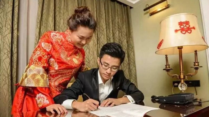 Hình ảnh được cho là một cặp vợ chồng mới cưới dành đêm tân hôn để chép tay Hiến pháp đang gây "bão mạng" tại Trung Quốc, ảnh: SCMP.