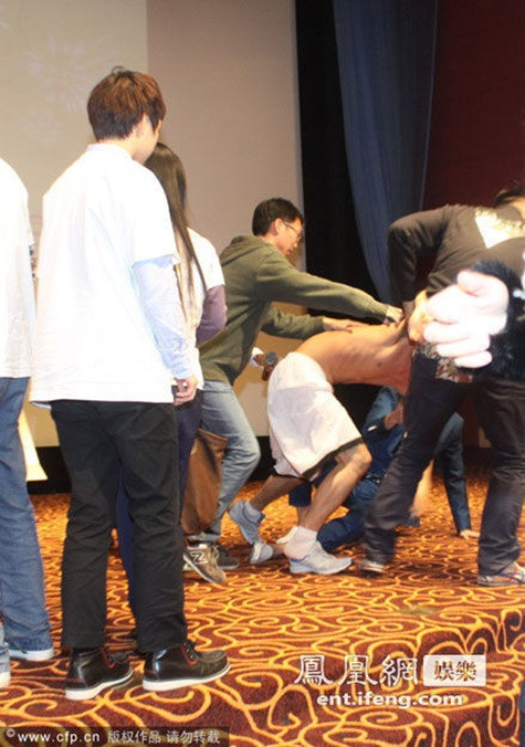 Những người làm chương trình đã đưa fan cuồng ra khỏi sân khấu Những người làm chương trình đã đưa fan cuồng ra khỏi sân khấu