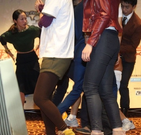 Hàn Tuyết sợ hãi khi bị người đàn ông cởi trần tấn công Hàn Tuyết sợ hãi khi bị người đàn ông cởi trần tấn công