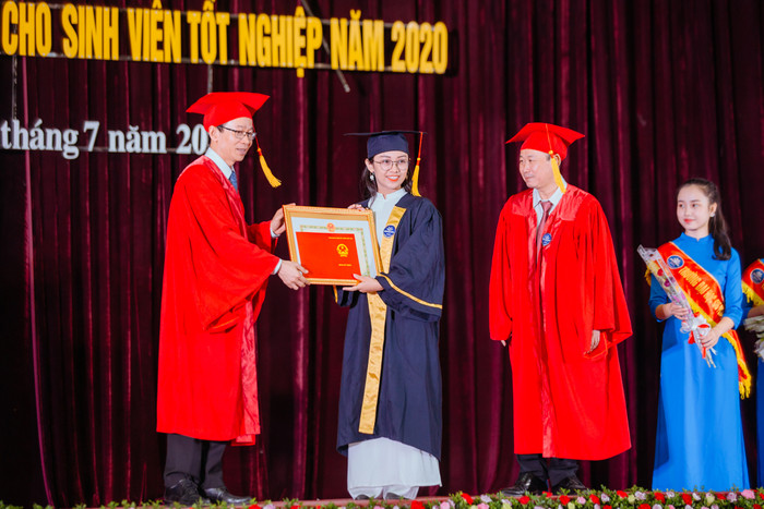 Với Quỳnh Nga, danh hiệu thủ khoa là phần thưởng xứng đáng cho quá trình nỗ lực suốt 4 năm đại học. Ảnh: NVCC Với Quỳnh Nga, danh hiệu thủ khoa là phần thưởng xứng đáng cho quá trình nỗ lực suốt 4 năm đại học. Ảnh: NVCC