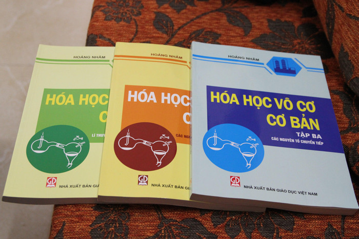 Những cuốn sách được tái bản nhiều lần được thầy Hoàng Nhâm coi là tài sản tâm huyết sau nhiều năm gắn bó với ngành Hóa học Vô cơ. Ảnh: Đỗ Thơm Những cuốn sách được tái bản nhiều lần được thầy Hoàng Nhâm coi là tài sản tâm huyết sau nhiều năm gắn bó với ngành Hóa học Vô cơ. Ảnh: Đỗ Thơm