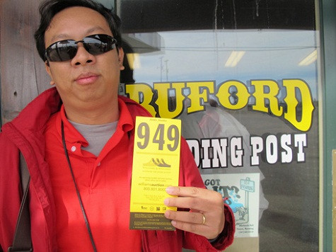 Ông Phạm Đình Nguyên tại cây xăng ở thị trấn do mình làm thị trưởng. Ông Phạm Đình Nguyên tại cây xăng ở thị trấn do mình làm thị trưởng.