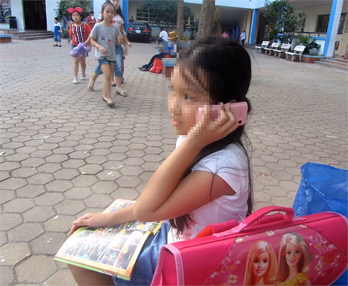 Học sinh tiểu học ngày càng sử dụng những loạt điện thoại di động đắt tiền khi tới trường - Ảnh chụp tại Trường tiểu học Đoàn Thị Điểm (Mỹ Đình, Hà Nội). >> Thầy giáo trẻ đẹp "gây sốt" cộng đồng mạng >> Chùm ảnh: Những nỗi khổ của học sinh Việt Nam (P2) >>Ngẩn ngơ trước vẻ đẹp thánh thiện của hotgirl Ngọc Hiền