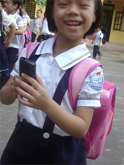 Các bé cũng rất thích thú với các trò chơi được tích hợp trên máy điện thoại di động - Ảnh chụp tại Trường tiểu học Tam Khương, Đống Đa, Hà Nội. >> Thầy giáo trẻ đẹp "gây sốt" cộng đồng mạng >> Chùm ảnh: Những nỗi khổ của học sinh Việt Nam (P2) >>Ngẩn ngơ trước vẻ đẹp thánh thiện của hotgirl Ngọc Hiền Các bé cũng rất thích thú với các trò chơi được tích hợp trên máy điện thoại di động - Ảnh chụp tại Trường tiểu học Tam Khương, Đống Đa, Hà Nội. >> Thầy giáo trẻ đẹp "gây sốt" cộng đồng mạng >> Chùm ảnh: Những nỗi khổ của học sinh Việt Nam (P2) >>Ngẩn ngơ trước vẻ đẹp thánh thiện của hotgirl Ngọc Hiền