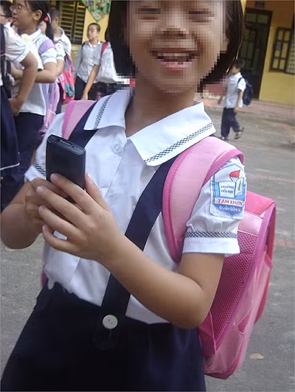 Các bé cũng rất thích thú với các trò chơi được tích hợp trên máy điện thoại di động - Ảnh chụp tại Trường tiểu học Tam Khương, Đống Đa, Hà Nội. >> Thầy giáo trẻ đẹp "gây sốt" cộng đồng mạng >> Chùm ảnh: Những nỗi khổ của học sinh Việt Nam (P2) >>Ngẩn ngơ trước vẻ đẹp thánh thiện của hotgirl Ngọc Hiền