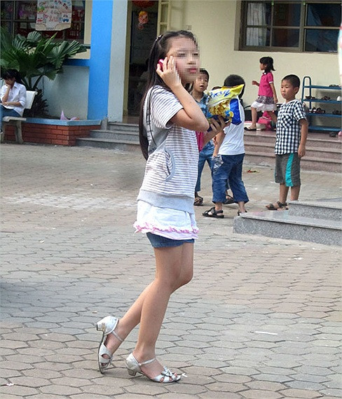 Trẻ em có thể dành hàng giờ để nói chuyện điện thoại với bạn bè, người thân. >> Thầy giáo trẻ đẹp "gây sốt" cộng đồng mạng >> Chùm ảnh: Những nỗi khổ của học sinh Việt Nam (P2) >>Ngẩn ngơ trước vẻ đẹp thánh thiện của hotgirl Ngọc Hiền Trẻ em có thể dành hàng giờ để nói chuyện điện thoại với bạn bè, người thân. >> Thầy giáo trẻ đẹp "gây sốt" cộng đồng mạng >> Chùm ảnh: Những nỗi khổ của học sinh Việt Nam (P2) >>Ngẩn ngơ trước vẻ đẹp thánh thiện của hotgirl Ngọc Hiền