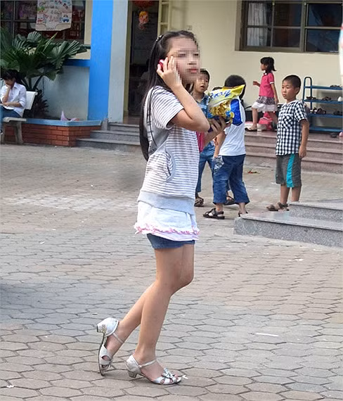 Trẻ em có thể dành hàng giờ để nói chuyện điện thoại với bạn bè, người thân. >> Thầy giáo trẻ đẹp "gây sốt" cộng đồng mạng >> Chùm ảnh: Những nỗi khổ của học sinh Việt Nam (P2) >>Ngẩn ngơ trước vẻ đẹp thánh thiện của hotgirl Ngọc Hiền
