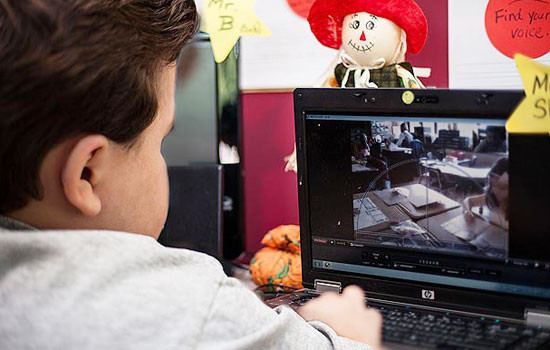 Devon Carrow luôn ngồi trước bàn học và dùng máy tính để kiểm soát robot. Devon Carrow luôn ngồi trước bàn học và dùng máy tính để kiểm soát robot.