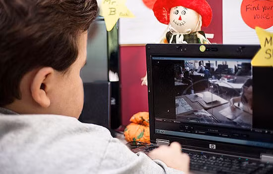 Devon Carrow luôn ngồi trước bàn học và dùng máy tính để kiểm soát robot. Devon Carrow luôn ngồi trước bàn học và dùng máy tính để kiểm soát robot.