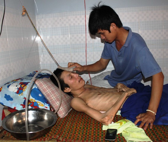 Không phải là bà con họ hàng nhưng hơn 4 năm qua, em Hồ Công Danh tự nguyện chăm sóc người hàng xóm bị bại liệt toàn thân. Không phải là bà con họ hàng nhưng hơn 4 năm qua, em Hồ Công Danh tự nguyện chăm sóc người hàng xóm bị bại liệt toàn thân.