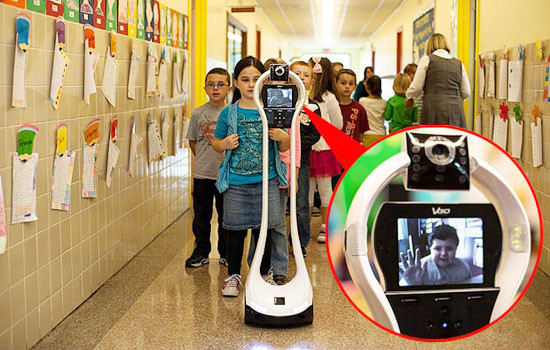 Devon giao tiếp với bạn bè cùng lớp qua robot. Devon giao tiếp với bạn bè cùng lớp qua robot.