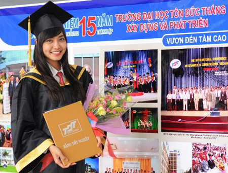 Với nụ cười hồn nhiên và gương mặt rạng ngời, nữ sinh Ninh Hoàng Ngân nổi bật trong số 2.644 sinh viên bậc đại học, cao đẳng của Trường ĐH Tôn Đức Thắng trong lễ ra trường và trao bằng tốt nghiệp được tổ chức vào cuối tuần qua. >>Những cặp đôi hot nhất Học viện Cảnh sát >>Vẻ đẹp yêu kiều của Á khôi Miss Ngôi sao 2012 >>Hotgirl Diễm Trang trở lại đầy gợi cảm >>Cư dân mạng chao đảo vì teenmodel Thảo Hương Với nụ cười hồn nhiên và gương mặt rạng ngời, nữ sinh Ninh Hoàng Ngân nổi bật trong số 2.644 sinh viên bậc đại học, cao đẳng của Trường ĐH Tôn Đức Thắng trong lễ ra trường và trao bằng tốt nghiệp được tổ chức vào cuối tuần qua. >>Những cặp đôi hot nhất Học viện Cảnh sát >>Vẻ đẹp yêu kiều của Á khôi Miss Ngôi sao 2012 >>Hotgirl Diễm Trang trở lại đầy gợi cảm >>Cư dân mạng chao đảo vì teenmodel Thảo Hương