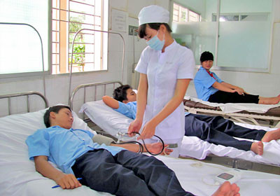 Các học sinh Trường THCS Bình An uống thuốc quá liều, có dấu hiệu ngộ độc nặng được theo dõi điều trị tại Bệnh viện Quận 2 chiều 4-10. Các học sinh Trường THCS Bình An uống thuốc quá liều, có dấu hiệu ngộ độc nặng được theo dõi điều trị tại Bệnh viện Quận 2 chiều 4-10.