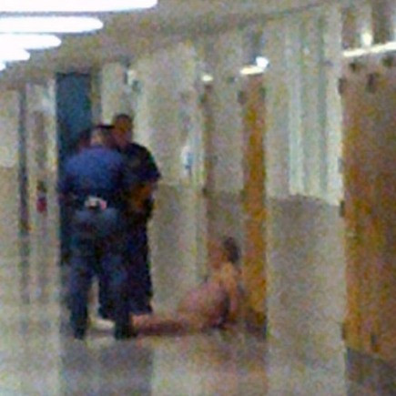 Cảnh sát đã đến để tạm bắt giữ vị giáo sư này. Cảnh sát đã đến để tạm bắt giữ vị giáo sư này.