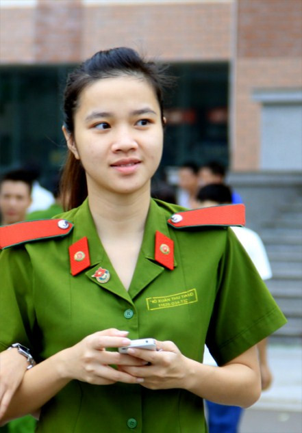 Giữa "rừng" quân phục, các cô gái cũng thu hút người khác với nụ cười rạng rỡ. >>Hotgirl ĐH Mỹ thuật Công nghiệp tuyệt xinh trong váy cô dâu >>Những nữ sinh diện áo dài đẹp hơn Hoa hậu Mai Phương Thúy (P23) >>Vẻ đẹp sexy của thiếu nữ thành Vinh >>Cư dân mạng "chao đảo" vì teenmodel Thảo Hương Giữa "rừng" quân phục, các cô gái cũng thu hút người khác với nụ cười rạng rỡ. >>Hotgirl ĐH Mỹ thuật Công nghiệp tuyệt xinh trong váy cô dâu >>Những nữ sinh diện áo dài đẹp hơn Hoa hậu Mai Phương Thúy (P23) >>Vẻ đẹp sexy của thiếu nữ thành Vinh >>Cư dân mạng "chao đảo" vì teenmodel Thảo Hương