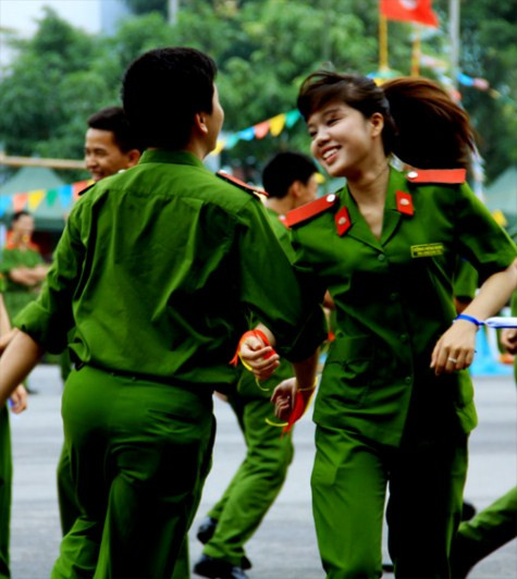 Đặc biệt, hàng trăm học viên của trường đã có những màn múa dân vũ sôi động. >>Hotgirl ĐH Mỹ thuật Công nghiệp tuyệt xinh trong váy cô dâu >>Những nữ sinh diện áo dài đẹp hơn Hoa hậu Mai Phương Thúy (P23) >>Vẻ đẹp sexy của thiếu nữ thành Vinh >>Cư dân mạng "chao đảo" vì teenmodel Thảo Hương Đặc biệt, hàng trăm học viên của trường đã có những màn múa dân vũ sôi động. >>Hotgirl ĐH Mỹ thuật Công nghiệp tuyệt xinh trong váy cô dâu >>Những nữ sinh diện áo dài đẹp hơn Hoa hậu Mai Phương Thúy (P23) >>Vẻ đẹp sexy của thiếu nữ thành Vinh >>Cư dân mạng "chao đảo" vì teenmodel Thảo Hương